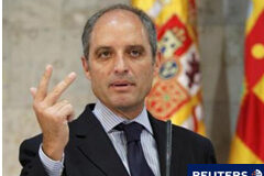 Francisco Camps dimite por el escándalo de trajes En la imagen, Camps el 20 de julio en el Palau de la Generalitat.