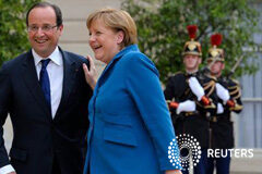 Merkel dice que Europa está en una situación «seria» El presidente francés, François Hollande, da la bienvenida a la canciller alemana, Angela Merkel, en el Palacio del Eliseo en París, el 27 de junio de 2012. Merkel dice que Europa en una situación "seria"