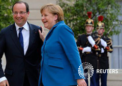 El presidente francés, François Hollande, da la bienvenida a la canciller alemana, Angela Merkel, en el Palacio del Eliseo en París, el 27 de junio de 2012. Merkel dice que Europa en una situación 