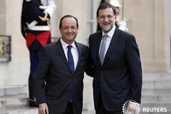 España vuelve a pedir la emisión de eurobonos y la liquidez de empresas El presidente de Francia, François Hollande (izquierda), saluda a su homólogo español Mariano Rajoy en el Palacio del Elíseo, antes de una reunión, en París, el 28 de mayo de 2013