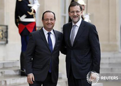 El presidente de Francia, François Hollande (izquierda), saluda a su homólogo español Mariano Rajoy en el Palacio del Elíseo, antes de una reunión, en París, el 28 de mayo de 2013