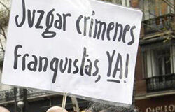 El Congreso debatirá la Ley de Amnistía de 1977 un hombre sostiene una pancarta durante una protesta a favor del juez de la Audiencia Nacional Baltasar Garzón frente a la Audiencia Nacional en Madrid, el 14 de abril de 2010, que se enfrenta a una posible inhabilitación por intentar investigar los críme