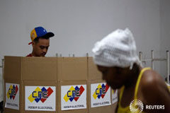 Maduro defiende resultados electorales pese a acusaciones de fraude Una persona votando durante las elecciones para una Asamblea Constituyente en Caracas, el 30 de julio de 2017