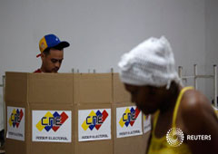 Una persona votando durante las elecciones para una Asamblea Constituyente en Caracas, el 30 de julio de 2017