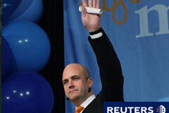 El primer Ministro sueco logra la reelección pero sin mayoría En la imagen, Fredrik Reinfeldt saluda tras dirigirse a sus seguidores tras las eleccione legislativas en Estocolmo, el 19 de septiembre de 2010.