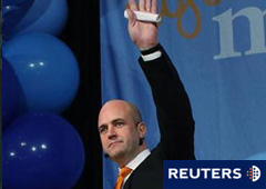 En la imagen, Fredrik Reinfeldt saluda tras dirigirse a sus seguidores tras las eleccione legislativas en Estocolmo, el 19 de septiembre de 2010. En la imagen, Fredrik Reinfeldt saluda tras dirigirse a sus seguidores tras las eleccione legislativas en Estocolmo, el 19 de septiembre de 2010.