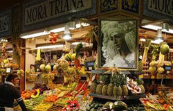 Los precios bajan en enero y la tasa interanual sube al 1,0% un puesto de fruta en el mercado de Triana, en Sevilla, el 21 de diciembre de 2009.