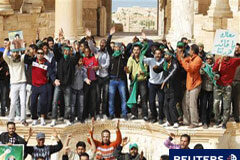 Las fuerzas de Gadafi se concentran y aumenta la presión mundial Partidarios de Gadafi en el anfiteatro romano de Sabratha, a 75 km de Trípoli, el 28 de febrero de 2011.