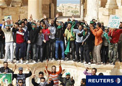 Partidarios de Gadafi en el anfiteatro romano de Sabratha, a 75 km de Trípoli, el 28 de febrero de 2011.