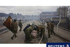 Los trabajadores de Fukushima abandonan brevemente la planta Varios soldados portan el cadáver de una víctima del terremoto en Kesennuma el 15 de marzo de 2011.
