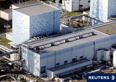 Foto de archivo de la vista aérea de la Tokyo Electric Power Co. 's Fukushima Daiichi central nuclear del reactor N º 4 en Fukushima Pre.
