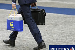 El euro sube por el optimismo sobre la ayuda de UE-FMI a Irlanda Un funcionario no identificado con una bolsa con el logo del euro llega a la reunión informal del eurogrupo en Bruselas el 30 de septiembre de 2010.