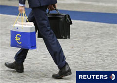Un funcionario no identificado con una bolsa con el logo del euro llega a la reunión informal del eurogrupo en Bruselas el 30 de septiembre de 2010.