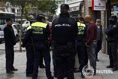 Crece la presión contra los desahucios ante reunión clave entre PP-PSOE Agentes de policía municipal acompañana a los funcionarios judiciales a un desahucio de un inmigrante de la República Dominicana que fue finalmente suspendido, en Madrid
