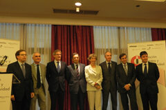 Ochos grandes despachos crean la Fundación Impuestos y Competitividad Los miembros del Patronato de la Fundación junto con su director general en la presentación