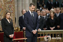Multitudinario funeral por las víctimas del tren siniestrado en Santiago Los Príncipes de Asturias asisten al funeral por las víctimas del accidente. En segundo plano, el presidente del Gobierno, Mariano Rajoy, el presidente de la Xunta de Galicia, Alberto Núñez Feijóo, el 29 de julio de 2013