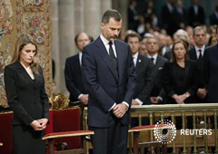 Los Príncipes de Asturias asisten al funeral por las víctimas del accidente. En segundo plano, el presidente del Gobierno, Mariano Rajoy, el presidente de la Xunta de Galicia, Alberto Núñez Feijóo, el 29 de julio de 2013