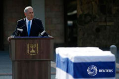 Israel honra a Ariel Sharon en un funeral de Estado El primer ministro israelí, Benjamin Netanyahu, habla en el funeral de Sharon, el 13 de enero en Jerusalén