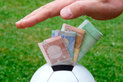 Erte en los clubes de primera y segunda división ¿fuerza mayor o “lockout” preventivo? Dinero saliendo de un balón de fútbol