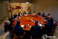 La Fiscalía se querella por rebelión, sedición y malversación contra Puigdemont y su gobierno El entonces presidente catalán Carles Puigdemont preside una reunión de su gabinete en el Palau de la Generalitat en Barcelona, 24 de octubre de 2017