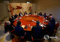 El entonces presidente catalán Carles Puigdemont preside una reunión de su gabinete en el Palau de la Generalitat en Barcelona, 24 de octubre de 2017