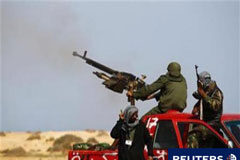 Las tropas de Gadafi avanzan hacia el este y lanzan cohetes Combatientes rebeldes disparan contra las tropas de Gadafi cerca de Bin Jawad, en el este de Libia, el 29 de marzo de 2011.