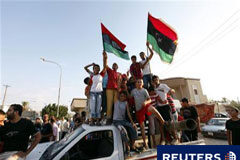 Gadafi huye de su cuartel general de Trípoli, en poder rebelde Unos niños celebran la caída de Trípoli, en Janzour, el 23 de agosto de 2011.