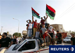 Unos niños celebran la caída de Trípoli, en Janzour, el 23 de agosto de 2011.