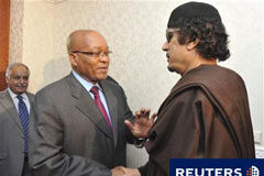 Muamar el Gadafi dice que no abandonará Libia El presidente sudafricano, Jacob Zuma, saluda a Gadafi durante su visita a Trípoli, el 30 de mayo de 2011.