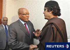 El presidente sudafricano, Jacob Zuma, saluda a Gadafi durante su visita a Trípoli, el 30 de mayo de 2011.