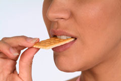 AEMEC se persona en el caso Sos Cuétara Una chica comiéndose una galleta