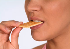 Una chica comiéndose una galleta