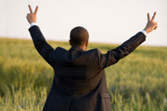 ¿Quiénes han ganado los libros en esta ocasión? Un hombre de traje en el campo levantando los brazos en señal de victoria.