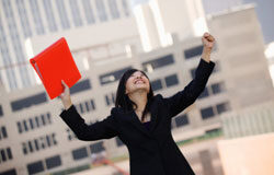 ¿Quiénes son los últimos ganadores? Una mujer levantando los brazos en señal de victoria.