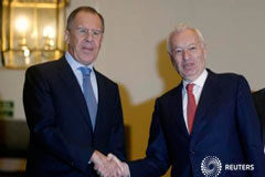 Rusia dice no puede ordenar volver a sus bases a fuerzas de «autodefensa» El ministro ruso de Exteriores Sergei Lavrov (izquierda) estrecha la mano a su homólogo José Manuel García-Margallo tras su llegada a una reunión en el ministerio de Exteriores, en Madrid, el 5 de marzo de 2014