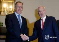 El ministro ruso de Exteriores Sergei Lavrov (izquierda) estrecha la mano a su homólogo José Manuel García-Margallo tras su llegada a una reunión en el ministerio de Exteriores, en Madrid, el 5 de marzo de 2014