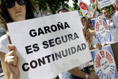 Los planes de cerrar Garoña podrían desactivarse por el Supremo Manifestantes con carteles pidiendo que Garoña siga adelante