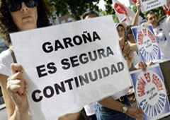Una persona con una pancarta de apoyo a la central de Garoña