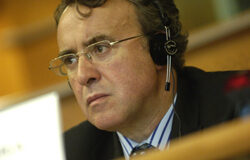 Europa apuesta por una autoridad financiera única Salvador Garriga asistiendo a una sesión en el Parlamento Europeo, con un auricolares con micrófono