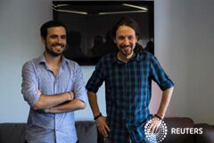 Podemos e IU escenifican su ruptura para las elecciones generales El líder de Podemos, Pablo Iglesias (D), y el candidato de Izquierda Unida Alberto Garzón, tras una reunión en Madrid, el 24 de junio de 2015