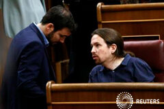 Mayoritario respaldo de las bases de IU a un acuerdo electoral con Podemos El líder de Podemos, Pablo Iglesias (D) conversa con el de IU, Alberto Garzón el pasado 13 de enero en el Congreso