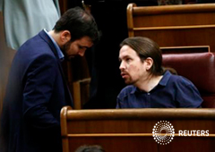 El líder de Podemos, Pablo Iglesias (D) conversa con el de IU, Alberto Garzón el pasado 13 de enero en el Congreso