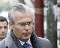 Garzón, más cerca del banquillo por investigar el franquismo Garzón renuncia al proceso de la Memoria Histórica, y envía lo actuado a las sedes judiciales de provincias