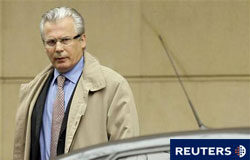 Garzón declara hoy en el Supremo por los cobros de Nueva York Garzón sale de la Audiencia Nacional en Madrid el 14 de abril de 2010.