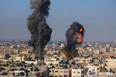 Israel continúa con la ofensiva en Gaza mientras palestinos lanzan misiles Fuego y llamas en lo que según la policia fue un ataque aéreo israelí en Rafah, en el sur de la Franja de Gaza, el 9 de julio de 2014