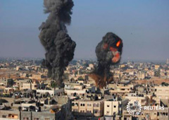 Fuego y llamas en lo que según la policia fue un ataque aéreo israelí en Rafah, en el sur de la Franja de Gaza, el 9 de julio de 2014 Fuego y llamas en lo que según la policia fue un ataque aéreo israelí en Rafah, en el sur de la Franja de Gaza, el 9 de julio de 2014
