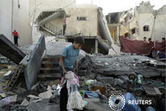 Crece la presión mundial para una tregua en Gaza Un niño palestino con una muñeca en las manos entre los escombros de una casa destruida por un ataque aéreo israelí en Rafah el 20 de noviembre de 2012