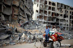 El alto el fuego en Gaza entra en su segundo día Palestinos pasan frente un barrio destruido en Beit Lahiya, en el norte de la franja de Gaza, el 5 de agosto de 2014