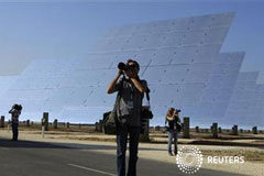 Industria no se plantea recortar las primas a la energía solar en nueva reforma En la imagen, varios fotógrafos en la inauguración de la planta "Gemasolar" en Fuentes de Andalucía el 4 de octubre de 2011