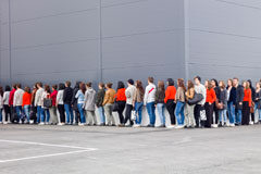 El número medio de afiliados a la Seguridad Social alcanza los 16.736.727 ocupados en octubre Cola de gente seguridad social